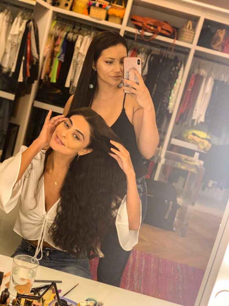 Cintia Fortes cuida dos cabelos de Juliana Paes Foto: Reprodução / Instagram Cintia Fortes cuida dos cabelos de Juliana Paes Foto: Reprodução / Instagram