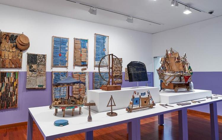 Bispo deixou um acervo de mais de mil objetos, entre indumentrias, estandartes, bordados, vitrines, fichrios, mveis, esculturas, miniaturas e outras peas