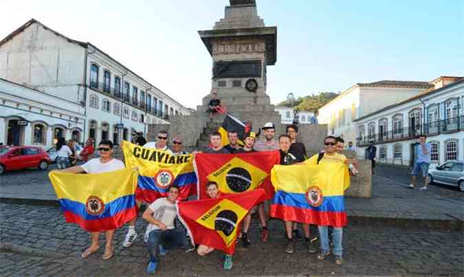 Torcedores colombianos e belgas na Praa Tiradentes, na antiga capital mineira. Movimento maior com desenrolar da competio (foto: Euler Junior/EM/D.A Press)