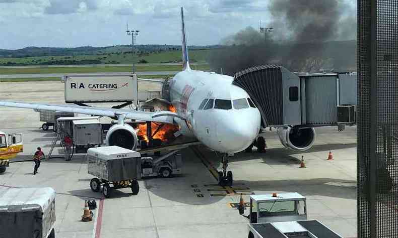 Fogo atingiu a parte inferior da aeronave(foto: Reproduo / WhatsApp)