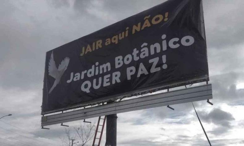 Outdoor contra presidente Jair Bolsonaro. Na imagem est escrito 'Jair aqui no. Jardim Botnico quer paz!', ao lado do texto no outdoor h a imagem de uma ave voando
