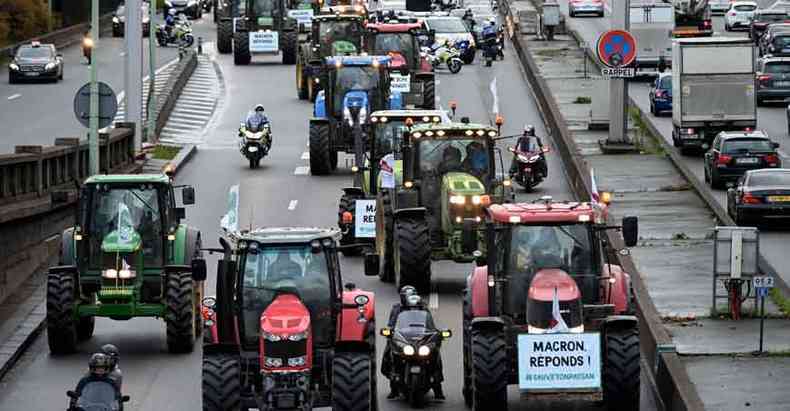 Alm do embarao do presidente francs, Emmanuel Macron, junto ao Ir, agricultores tomaram Paris para pression-lo por melhores preos(foto: Dominique Faget/AFP)