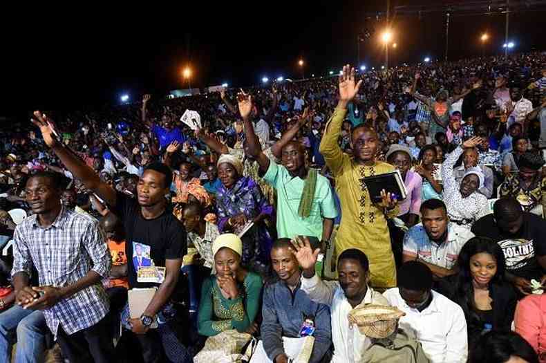 Pessoas assistem ao discurso do evangelista Reinhard Bonnke em Lagos, na Nigria, em 2017