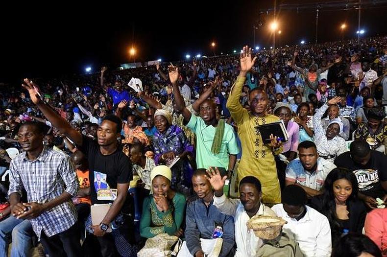 O evangelista germano-americano Reinhard Bonnke, que morreu em 2019, foi muito popular na Nigéria(foto: Getty Images) Pessoas assistem ao discurso do evangelista Reinhard Bonnke em Lagos, na Nigéria, em 2017
