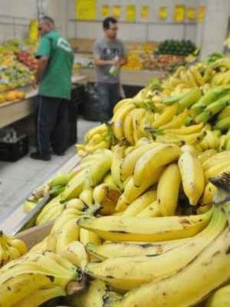 Em dezembro, a alta foi de 4,06%, puxada pelos pre�os da banana (19,05%), feij�o (16,52%) e batata (9,38%)(foto: Rodrigo Clemente/EM/D.A Press - 06/11/2015)