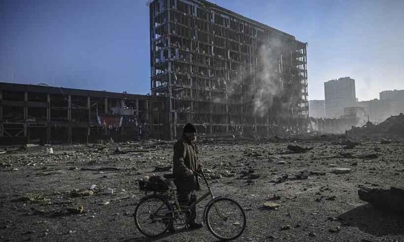 Poucos ucranianos civis que ficaram em Kiev vivem em uma 'cidade fantasma', sob ataque russo(foto: Aris Messinis/AFP) Kiev