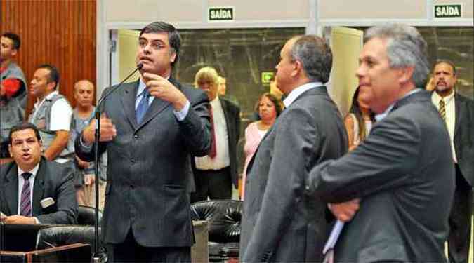 Lafayette Andrada (falando ao microfone)  um dos deputados que tm casa prpria em Belo Horizonte, mas continuam recebendo auxlio-moradia(foto: Guilherme Dardanhan/ALMG - 7/5/13)