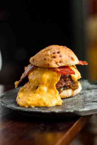 Foto do hamburguer Black Jack com queijo escorrendo