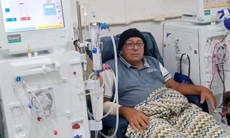 Senhor Eduardo fazendo dilise