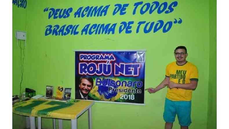 Rodrigues Jnior ao lado de homenagens a Bolsonaro