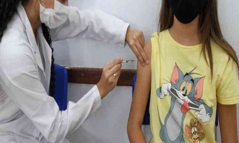 Criança sendo vacinada 