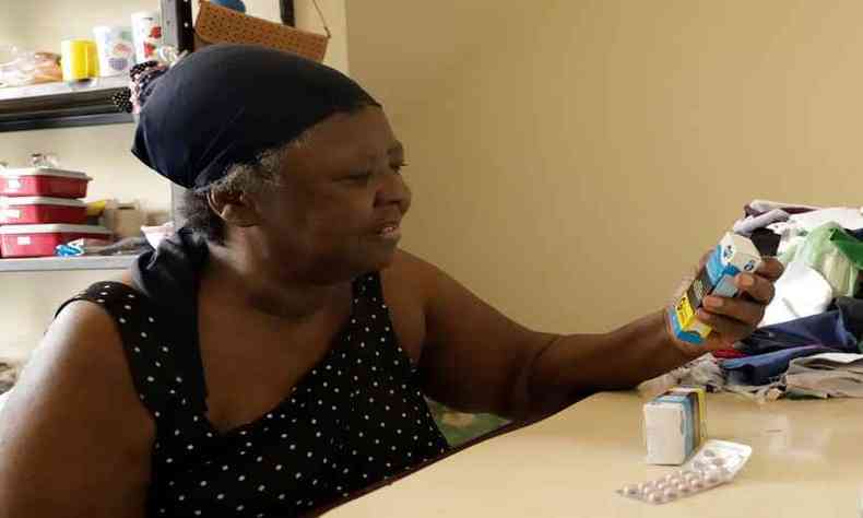 Dona Anelina de Paula Oliveira, de 71 anos, tem dificuldades para andar e necessita de acompanhamento constante. Ela foi uma das primeiras pacientes a receber seus remdios em casa(foto: Prefeitura de Ibirit/Divulgao)
