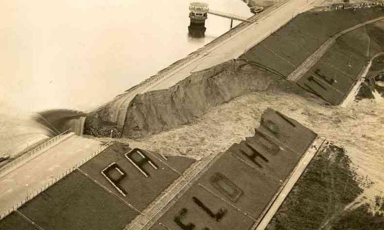 Imagem mostra o rompimento da barragem da Pampulha. Dias antes, o EM noticiava a existência de uma fenda na estrutura de contenção, mas nenhuma providência foi tomada(foto: Eugênio Silva/O Cruzeiro/EM/D.A Press)