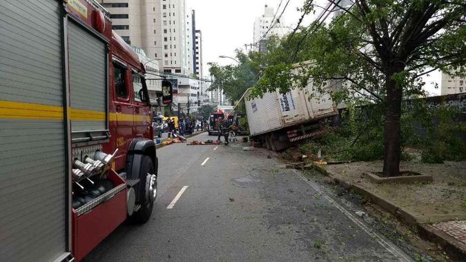 Trecho que dá acesso ao BH Shopping e à BR-356 foi interditado (foto: Corpo de Bombeiros/ Divulgação ) Trecho que dá acesso ao BH Shopping e à BR-356 foi interditado (foto: Corpo de Bombeiros/ Divulgação )