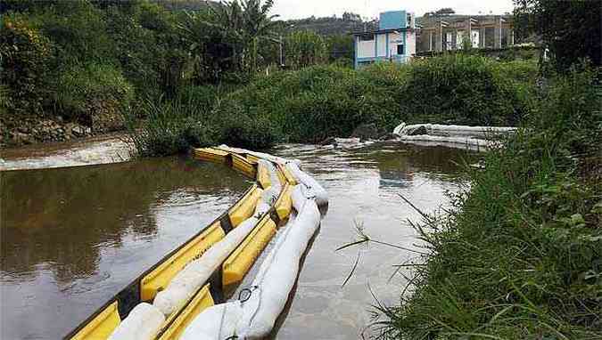 Barreiras colocadas no Rio das Mortes vem conseguindo conter a leo diesel(foto: Prefeitura de Barbacena/Divulgao )