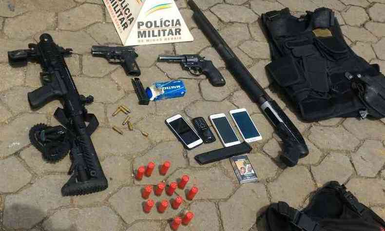 Coletes, armas e munio foram apreendidas pela PM durante ao na Zona da Mata(foto: Divulgao/PMMG)