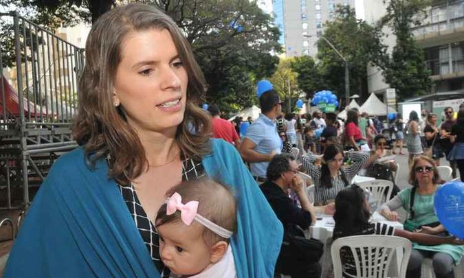 A atuária Joana Barbabela visitou a festa com a filha, a pequena Olivia, de 3 meses, e aprovou o clima do evento(foto: Marcos Vieira/EM/D.A PRESS) A atuária Joana Barbabela visitou a festa com a filha, a pequena Olivia, de 3 meses, e aprovou o clima do evento(foto: Marcos Vieira/EM/D.A PRESS)