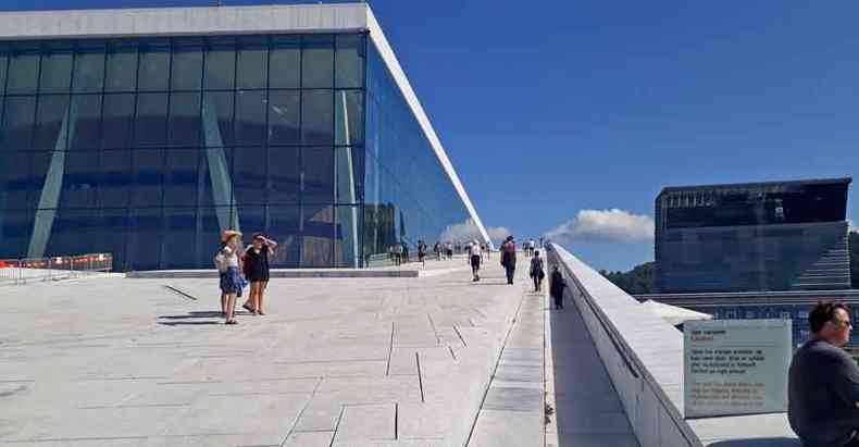 Turistas sobem as rampas externas da pera de Oslo para tirar fotos e ter uma viso panormica da capital (foto: teresa caran/em/d. a press)