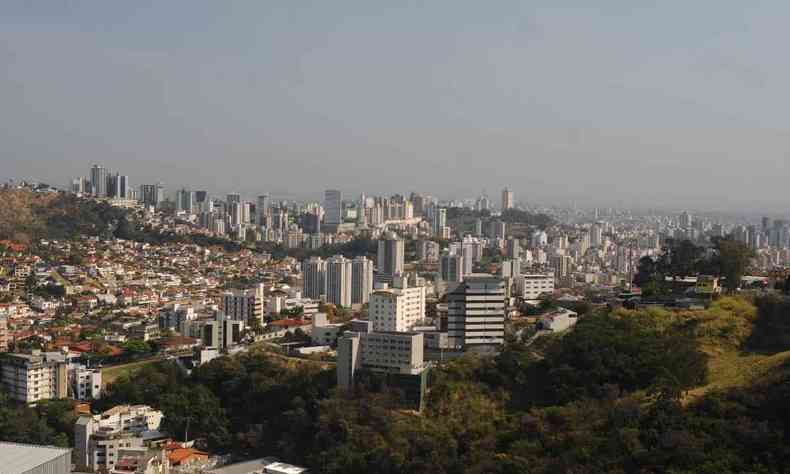 foto ilustrativa de clima, Vista de Belo Horizonte com muito sol e calor 