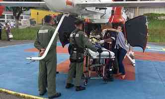 Corpo de Bombeiros/Divulgao(foto: Levada para o hospital de Sete Lagoas, criana foi transferida de helicptero para BH )