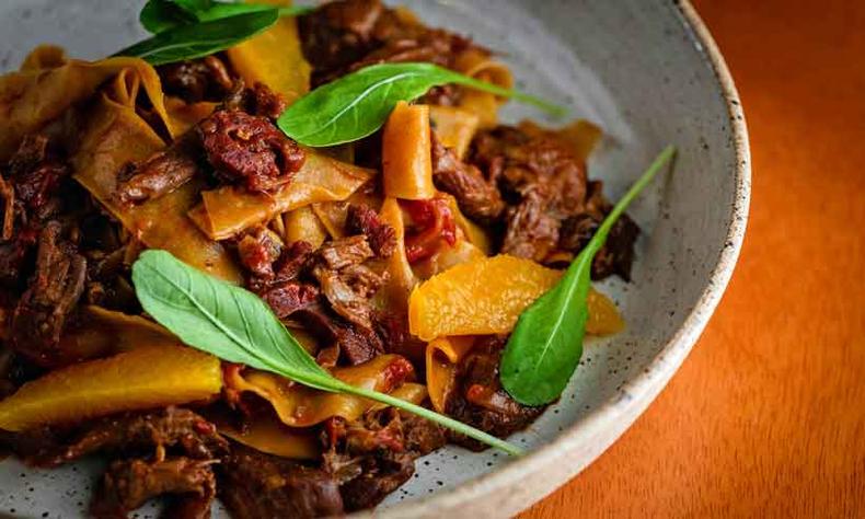 Pappardelle ao ragu de pato com chorizo e laranja (Eva)(foto: Toujours Fotografia/Divulgação) Pappardelle ao ragu de pato com chorizo e laranja (Eva)(foto: Toujours Fotografia/Divulgação)