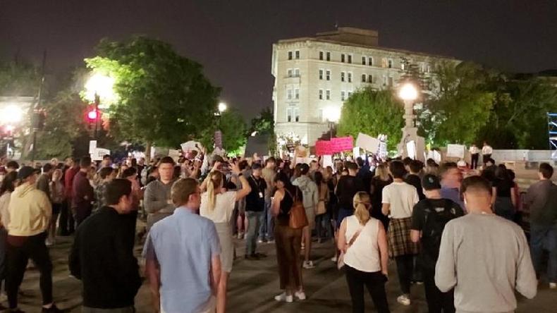 Manifestantes protestam do lado de fora da Suprema Corte dos EUA
