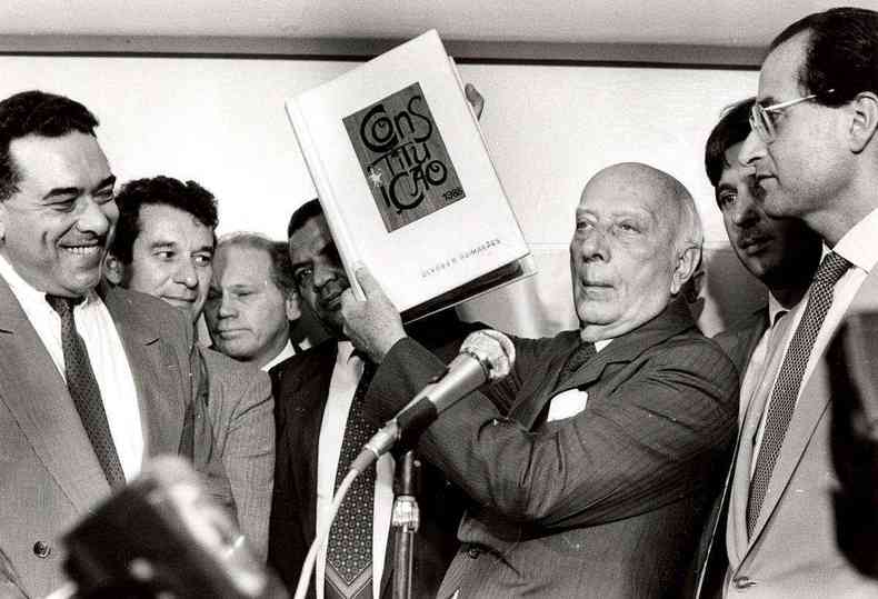 Ulysses Guimares segurando a Constituio Federal em 1988