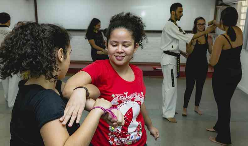 Alunas do Colgio e Pr-vestibular Determinante treinando defesa pessoal