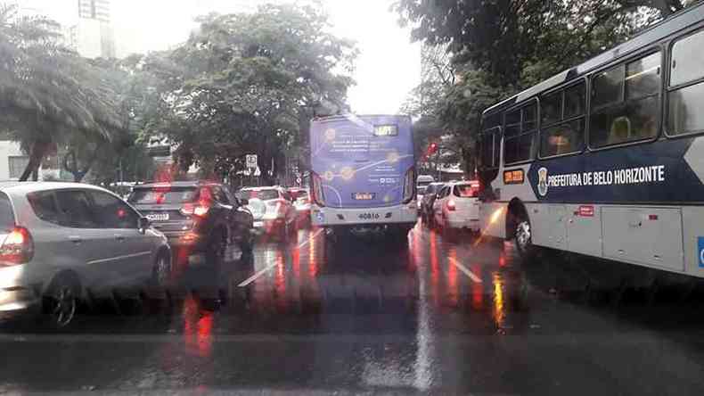 Ônibus e carros enfileirados em trânsito lento na Avenida Afonso pena com chuva no Centro de Belo Horizonte