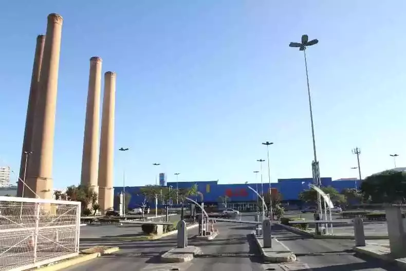 Roubo foi descoberto quando funcionários chegaram para trabalhar(foto: Edésio Ferreira/EM/D.A Press) Fachada de loja de celular dentro de shopping