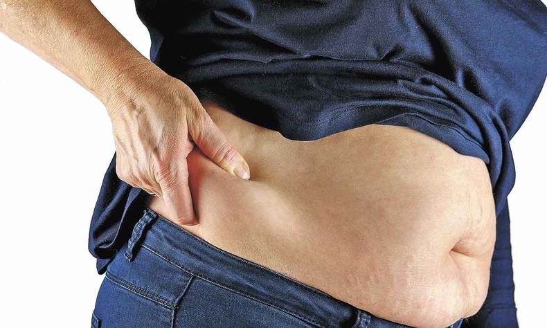 Gordura localizada em várias partes do corpo motiva busca por procedimentos cirúrgicos (foto: Pixabay/divulgação) pessoa com mão na cintura mostrando gordura localizada
