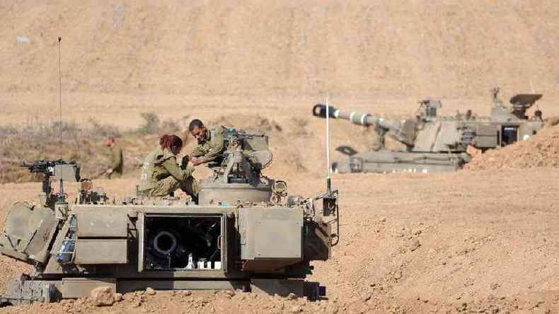 Soldados israelenses com veculos blindados de combate ao longo da fronteira com a Faixa de Gaza