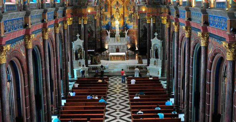 Fiéis no interior da Igreja São José, que prepara celebração do padroeiro e de 120 anos da paróquia no dia 19: ordem é evitar contato físico nas missas(foto: Gladyston Rodrigues/EM/D.A Press) Fiéis no interior da Igreja São José, que prepara celebração do padroeiro e de 120 anos da paróquia no dia 19: ordem é evitar contato físico nas missas(foto: Gladyston Rodrigues/EM/D.A Press)