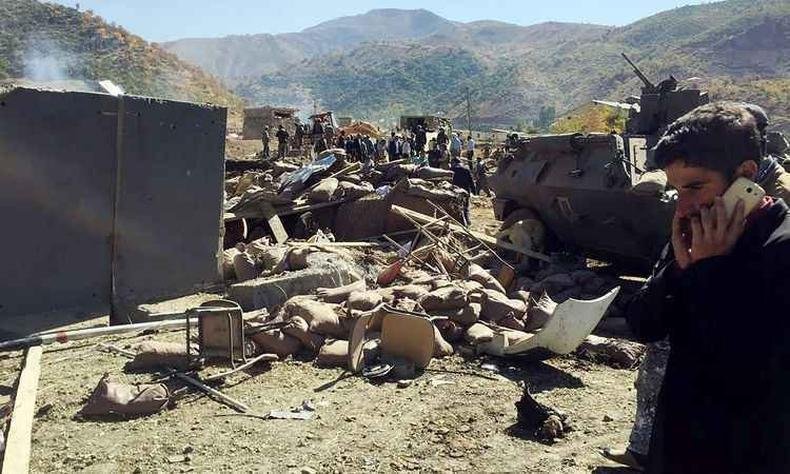 Fuma�a � vista ap�s a explos�o de um carro-bomba na prov�ncia de Hakkari, no sudeste da Turquia(foto: AFP / IHLAS NEWS AGENCY / Stringer)