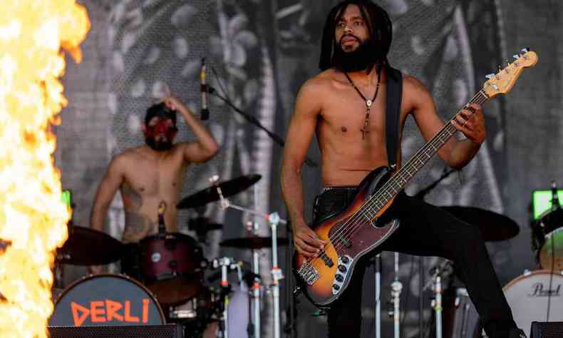 Sem camisa, baixista Chaene Gama toca no palco do Rock in Rio