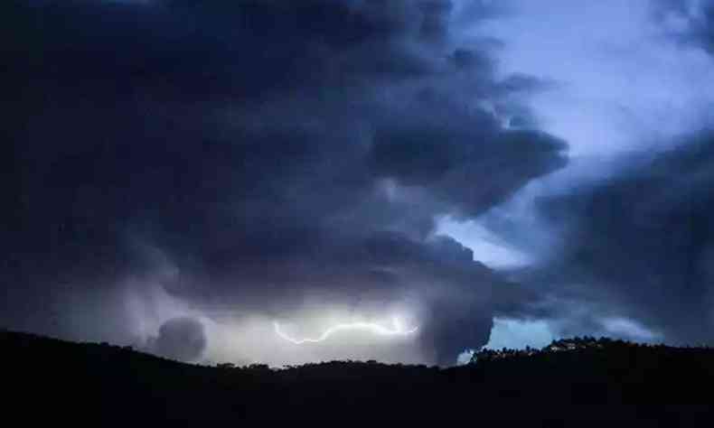 Foto de um cu com nuvens carregadas 