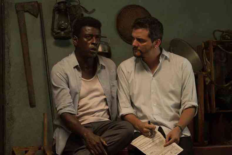 Seu Jorge e Wagner Moura conversam durante as filmagens do longa Marighella (2019), que permanece indito nos cinemas(foto: Aline Bueno/Divulgao)