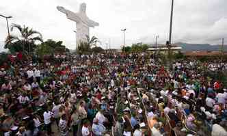 Populao lotou a praa ao redor do Cristo, no Bairro Milionrios, na Regio do Barreiro(foto: Edsio Ferreira/EM/D.A PRESS)