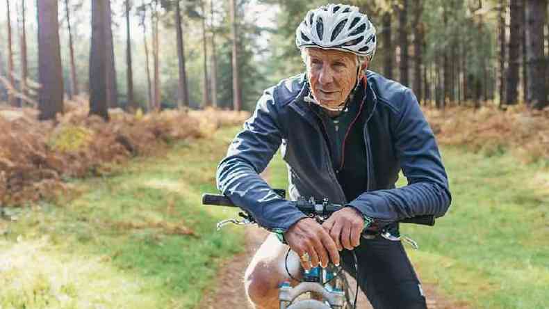 Um dos estudos de Birmingham mostrou que ciclistas mais velhos que continuavam ativos tinham sistema imunolgico de uma pessoa mais jovem(foto: Getty Images)