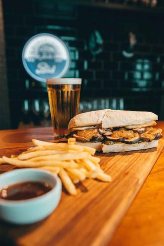O sanduíche de cogumelo ganhou tanta fama que tem gente que vai lá só para comê-lo(foto: Pedro Zola/Divulgação) bar bici sanduiche de cogumelo com batata frita