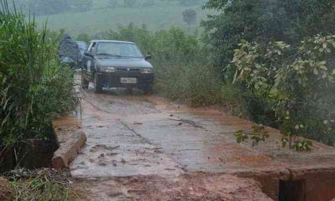 As chuvas destruram cabeceiras de pontes e deixou estradas fechadas(foto: Gilmara Paixo/Prefeitura Serro)
