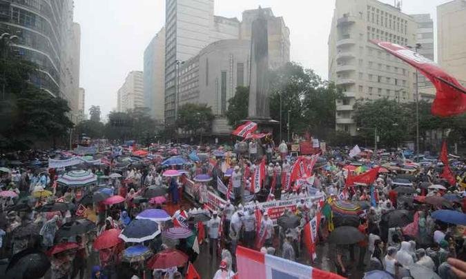 A insatisfa��o com as reformas levou milhares �s ruas de BH em 28 de abril(foto: Leandro Couri / EM / D.A. Press)