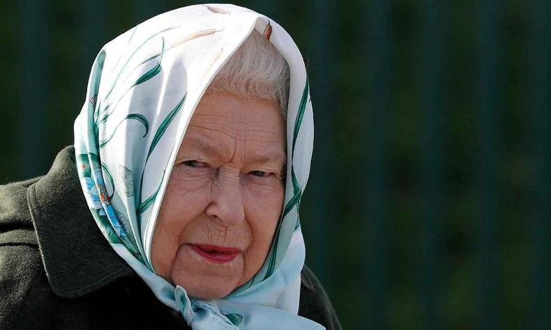 Nesta foto de arquivo tirada em 5 de fevereiro de 2020, a rainha Elizabeth II da Gr-Bretanha reage durante sua visita  estao de bombeamento Wolferton em Norfolk, a leste da Inglaterra