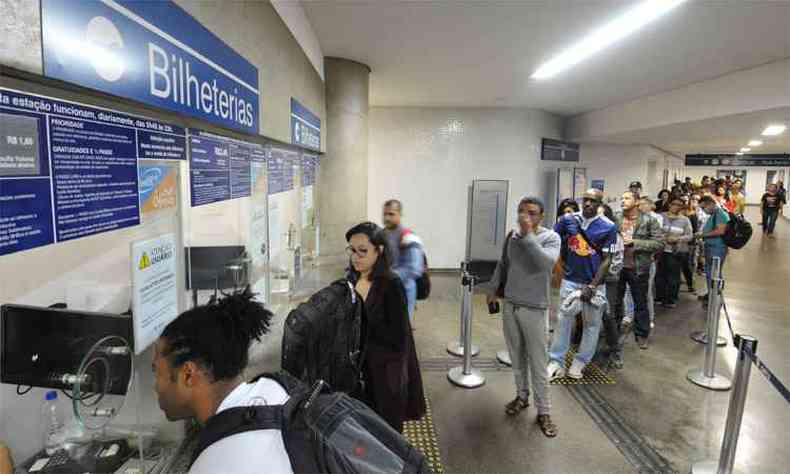 Na vspera da alta, usurios tentam garantir a compra de bilhetes a R$ 1,80, limitada a cota de 10 por passageiros (foto: Marcos Vieira/EM/DA Press)