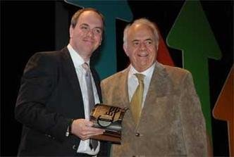 Paulo Castellari, da Anglo American, recebe prêmio de Álvaro Teixeira da Costa: futuro promissor (foto: Marcos Vieira/EM/D.A Press) Paulo Castellari, da Anglo American, recebe prêmio de Álvaro Teixeira da Costa: futuro promissor (foto: Marcos Vieira/EM/D.A Press)