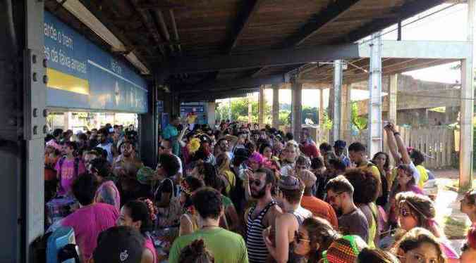 Centenas de pessoas lotaram a estao Calafate para acompanhar o bloco(foto: Rui Loureiro Trindade)