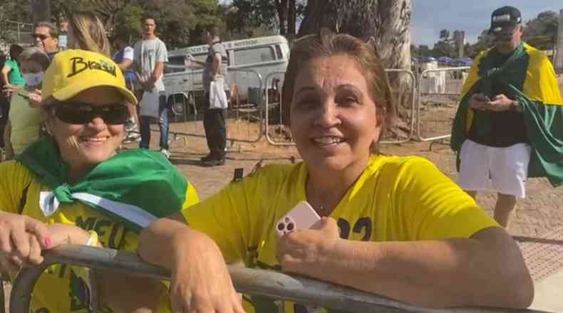 Apoiadoras do Bolsonaro vestidas com as cores verde e amarela
