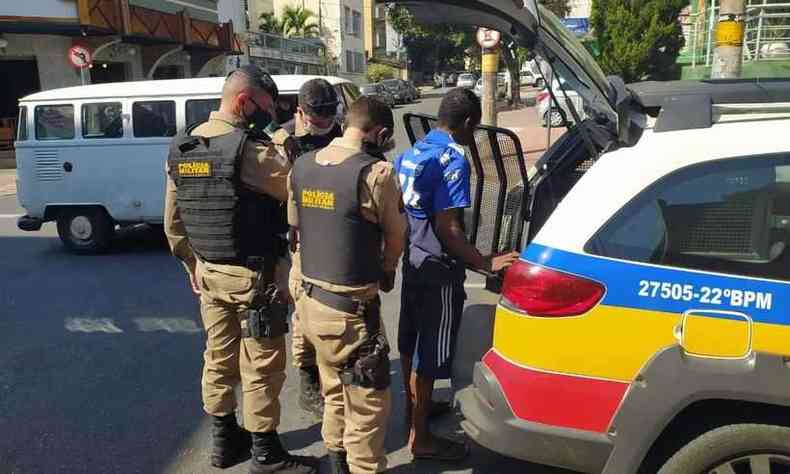 Ladro  preso por policiais depois de ter roubado loja em BH. Roubo  o principal componente dos crimes violentos (foto: PMMG)