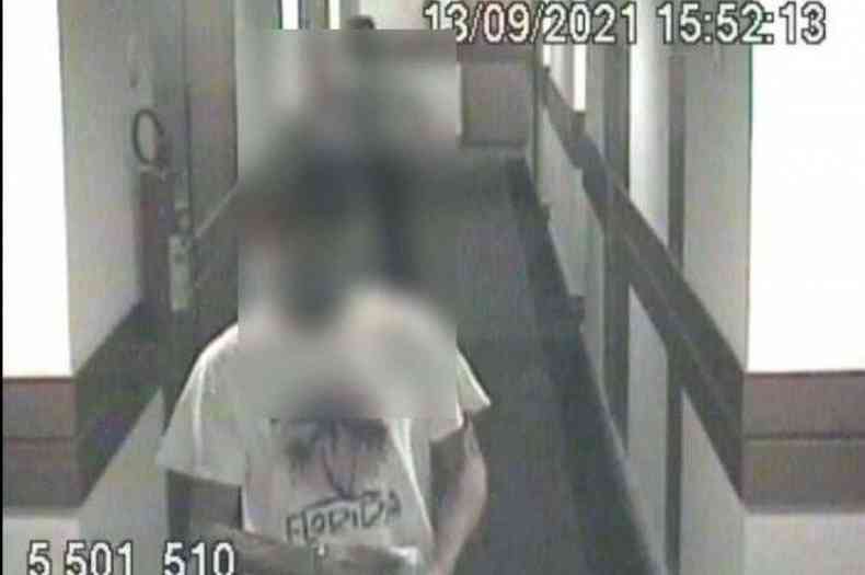 Imagens das cmeras de segurana captaram o momento em que o suspeito deixa o quarto de hotel
