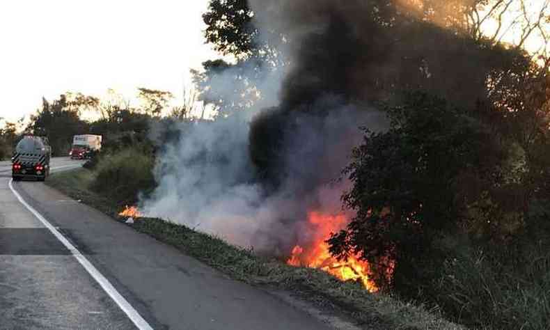 Um dos passageiros foi retirado pouco antes de o veculo se incendiar(foto: Corpo de Bombeiros/Divulgao)